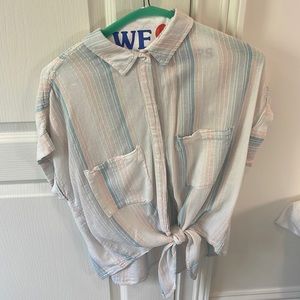 Bella Dahl size small button up tie at bottom shirt blue pink and white